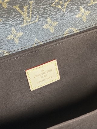 LV M44875 老花 Pochette Metis 手袋小巧优雅，适合斜背款式