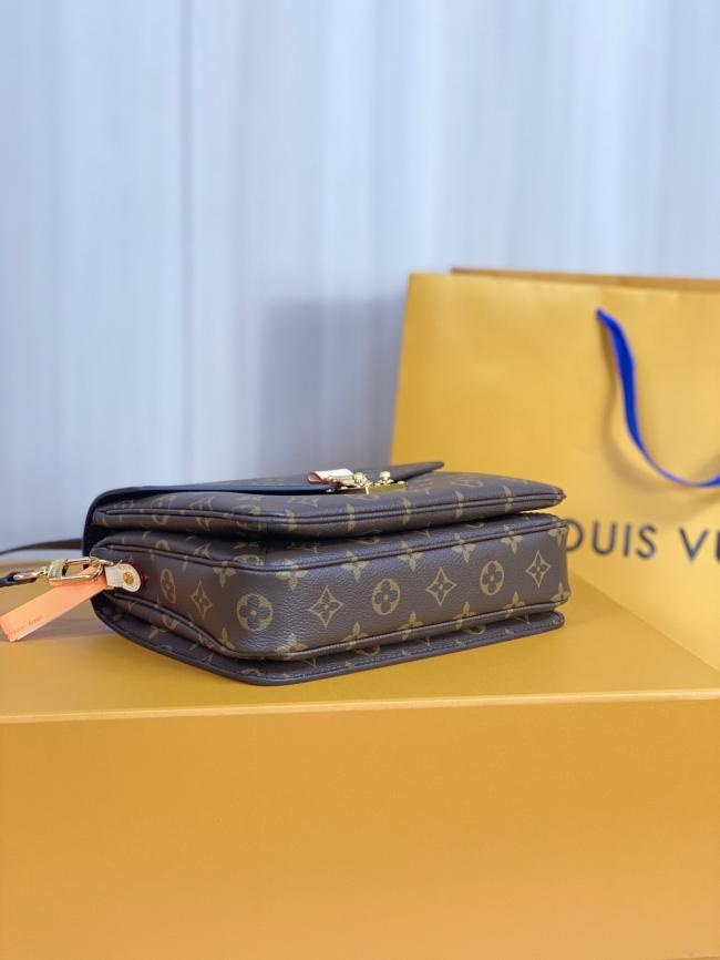 LV M44875 老花 Pochette Metis 手袋小巧优雅，适合斜背款式