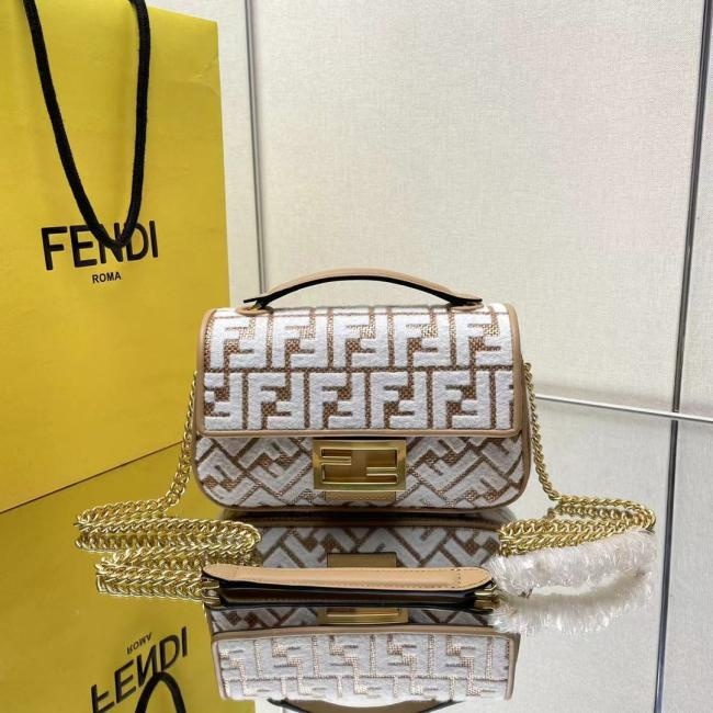 Fendi Baguette 原色拉菲草编手提袋，配链条，FF图案刺绣，独特手感