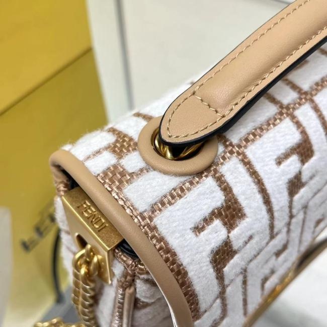 Fendi Baguette 原色拉菲草编手提袋，配链条，FF图案刺绣，独特手感