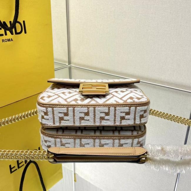 Fendi Baguette 原色拉菲草编手提袋，配链条，FF图案刺绣，独特手感