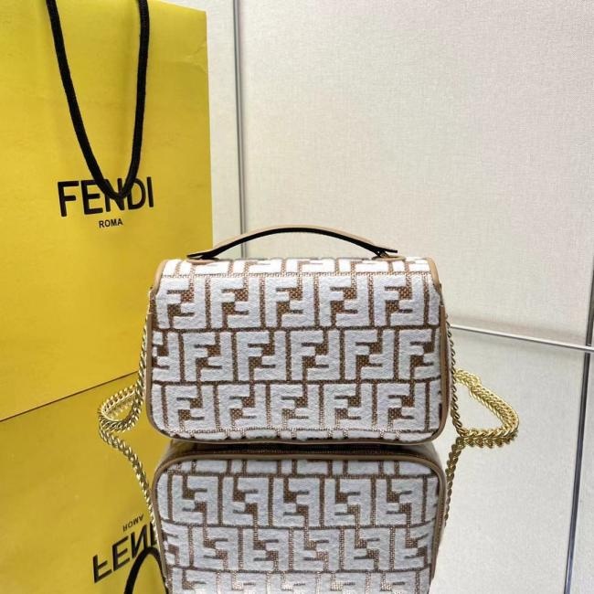 Fendi Baguette 原色拉菲草编手提袋，配链条，FF图案刺绣，独特手感