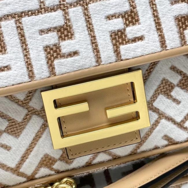 Fendi Baguette 原色拉菲草编手提袋，配链条，FF图案刺绣，独特手感