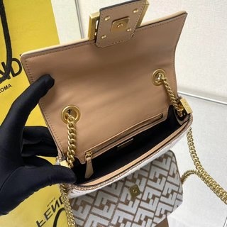 Fendi Baguette 原色拉菲草编手提袋，配链条，FF图案刺绣，独特手感