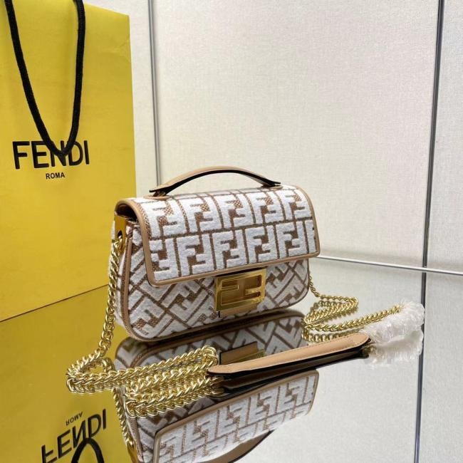 Fendi Baguette 原色拉菲草编手提袋，配链条，FF图案刺绣，独特手感