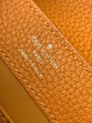 LV Capucines M58718 Taurillon 皮革贝壳扣迷你手提斜挎包