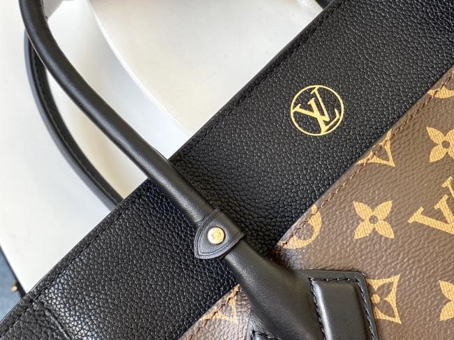 LV M53824 On My Side 手袋，经典Monogram帆布与小牛皮的优雅融合