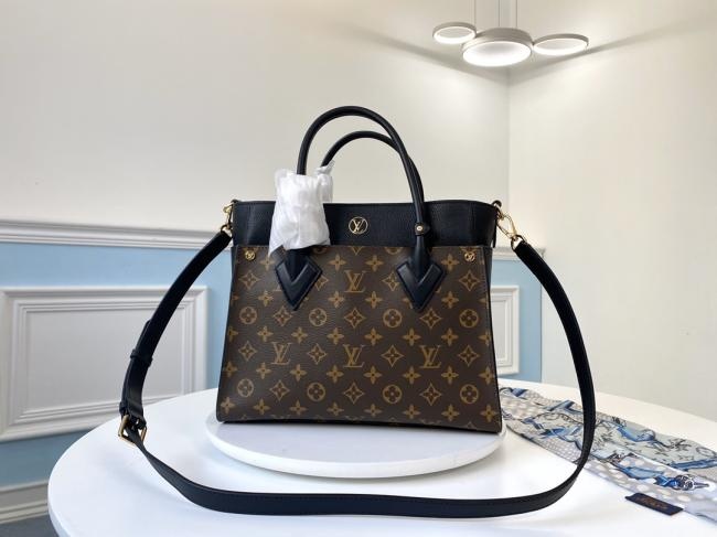 LV M53824 On My Side 手袋，经典Monogram帆布与小牛皮的优雅融合