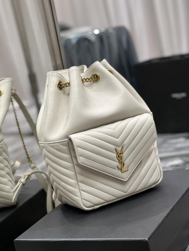 Fendi 672609 珍珠灰白双肩包：经典字母logo搭配金属五金