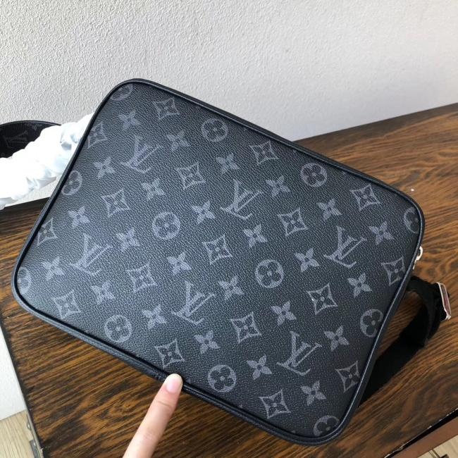 LV M30233克OUTDOOR Taïga 皮革与 Monogram 帆布邮差包