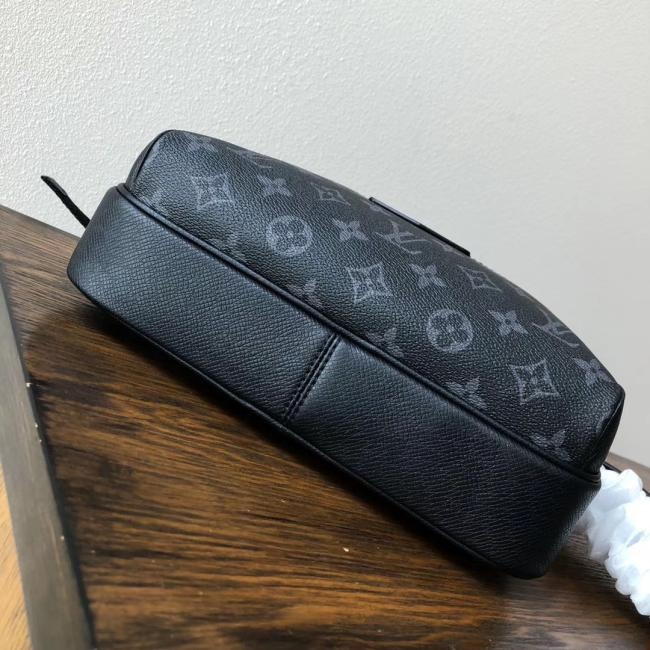 LV M30233克OUTDOOR Taïga 皮革与 Monogram 帆布邮差包