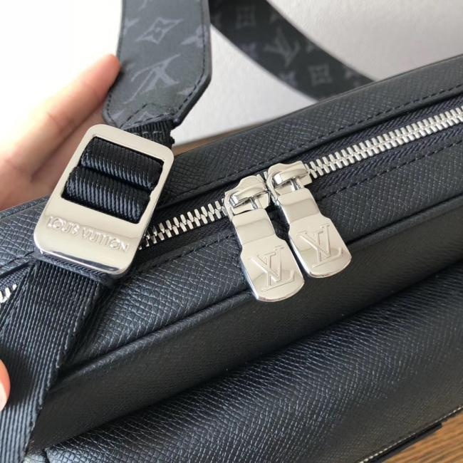 LV M30233克OUTDOOR Taïga 皮革与 Monogram 帆布邮差包