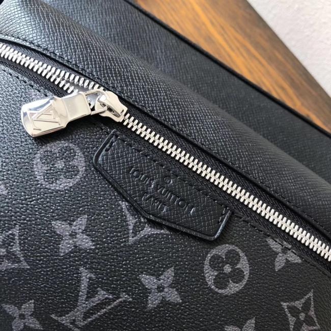 LV M30233克OUTDOOR Taïga 皮革与 Monogram 帆布邮差包