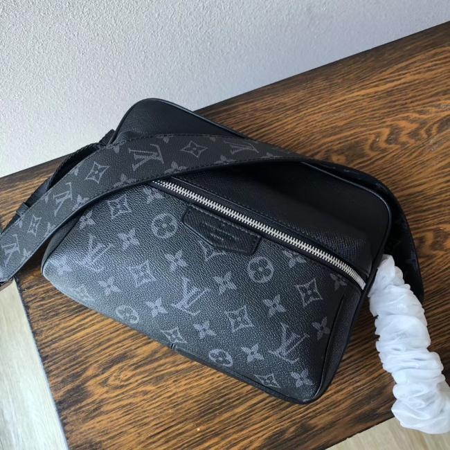 LV M30233克OUTDOOR Taïga 皮革与 Monogram 帆布邮差包