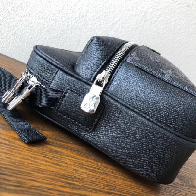 LV M30233克OUTDOOR Taïga 皮革与 Monogram 帆布邮差包