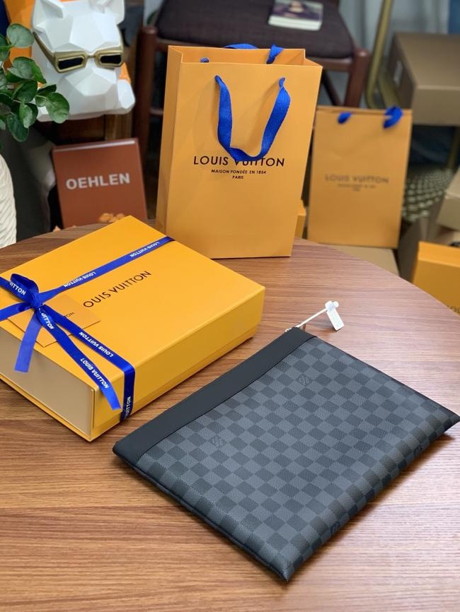 LV M62291男士Pochette Apollo手袋新款春夏系列