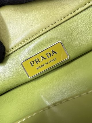 PRADA FW22最新款单肩腋下包1BA368绿色