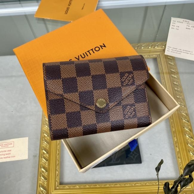 LV M62472 Victorine钱夹 Monogram帆布粉色款式