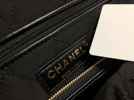 CHANEL 22手袋年份数字命名的时髦点