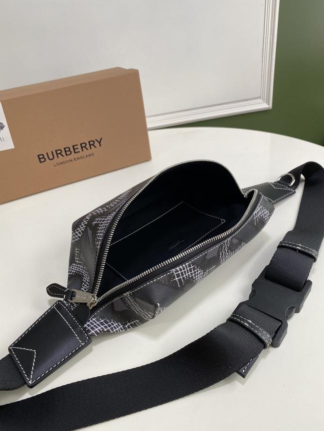 Burberry环保帆布腰包借鉴80年代街头风格