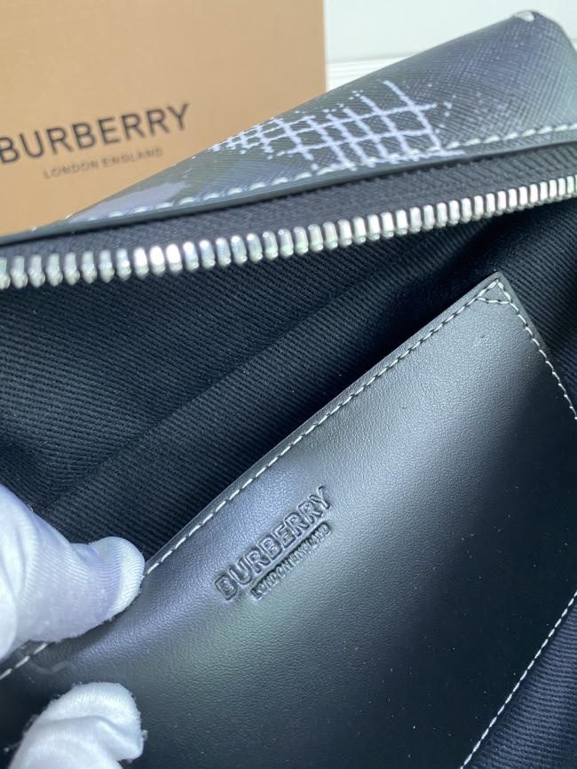 Burberry环保帆布腰包借鉴80年代街头风格