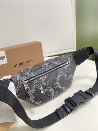 Burberry环保帆布腰包借鉴80年代街头风格