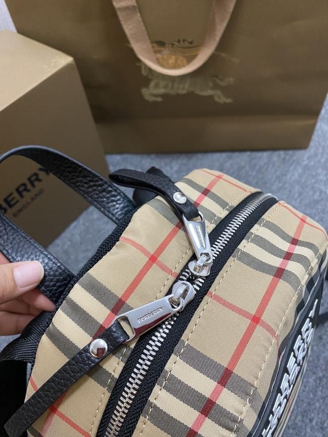 Burberry 双肩包 新款经典格纹头层牛皮款式