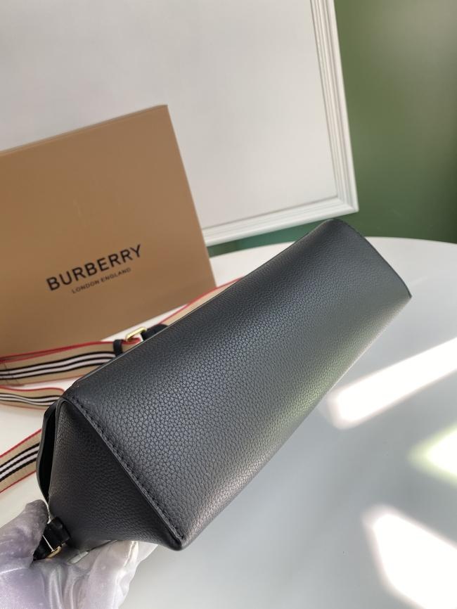 Burberry 精巧斜背包 B 家可拆式背带，高级粒纹皮革制作