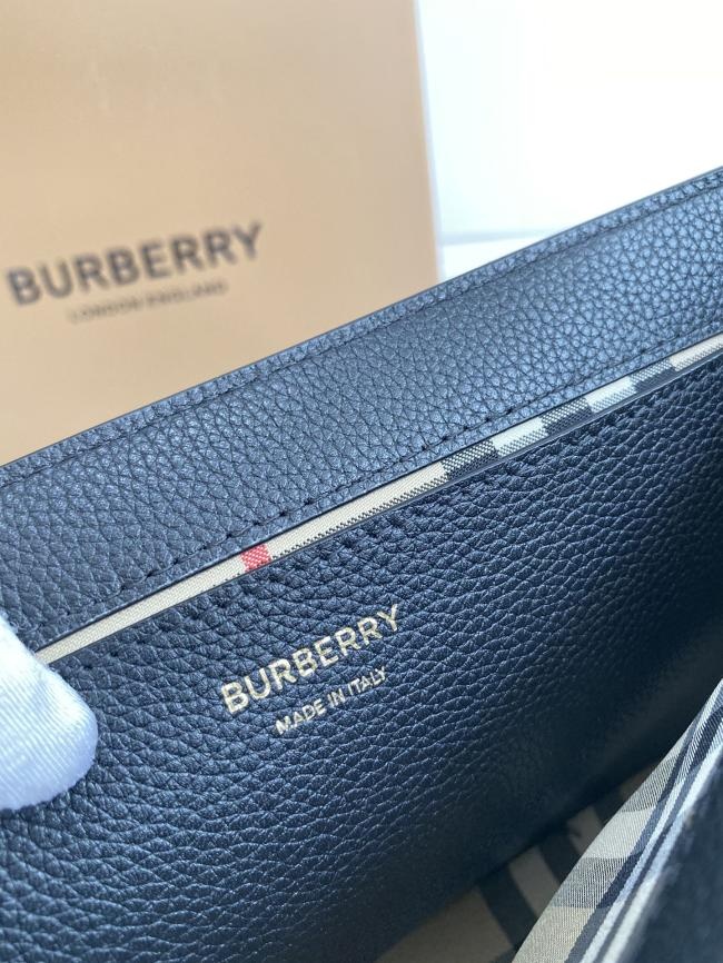 Burberry 精巧斜背包 B 家可拆式背带，高级粒纹皮革制作