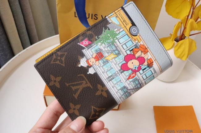 LV Vivienne Holidays 2022 M81614护照套，Monogram帆布，旅行爱好者的赠礼之选