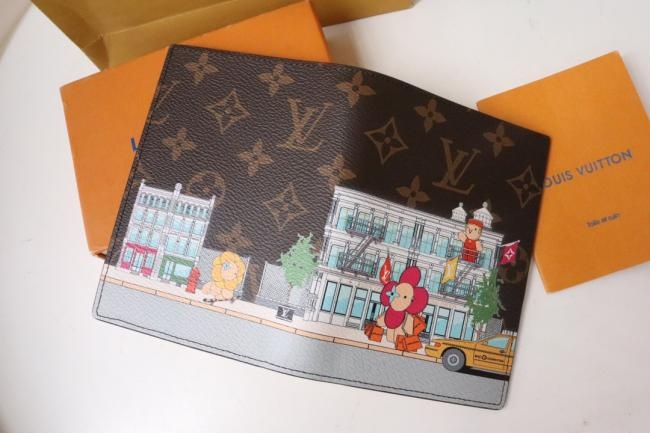 LV Vivienne Holidays 2022 M81614护照套，Monogram帆布，旅行爱好者的赠礼之选