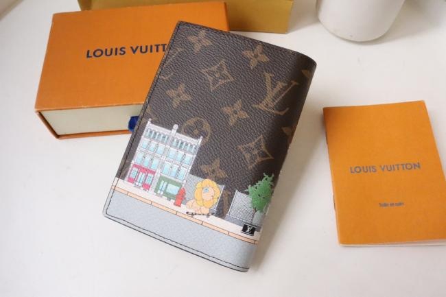 LV Vivienne Holidays 2022 M81614护照套，Monogram帆布，旅行爱好者的赠礼之选