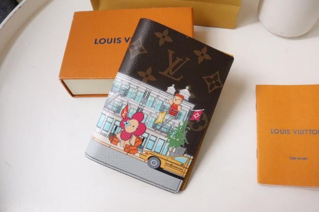 LV Vivienne Holidays 2022 M81614护照套，Monogram帆布，旅行爱好者的赠礼之选