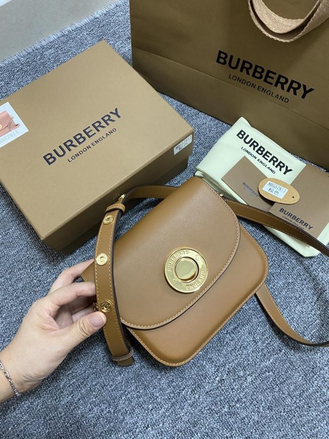 Burberry新款斜背包7811，大号格纹缉明线皮革，时尚优雅款式