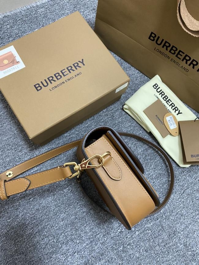 Burberry新款斜背包7811，大号格纹缉明线皮革，时尚优雅款式