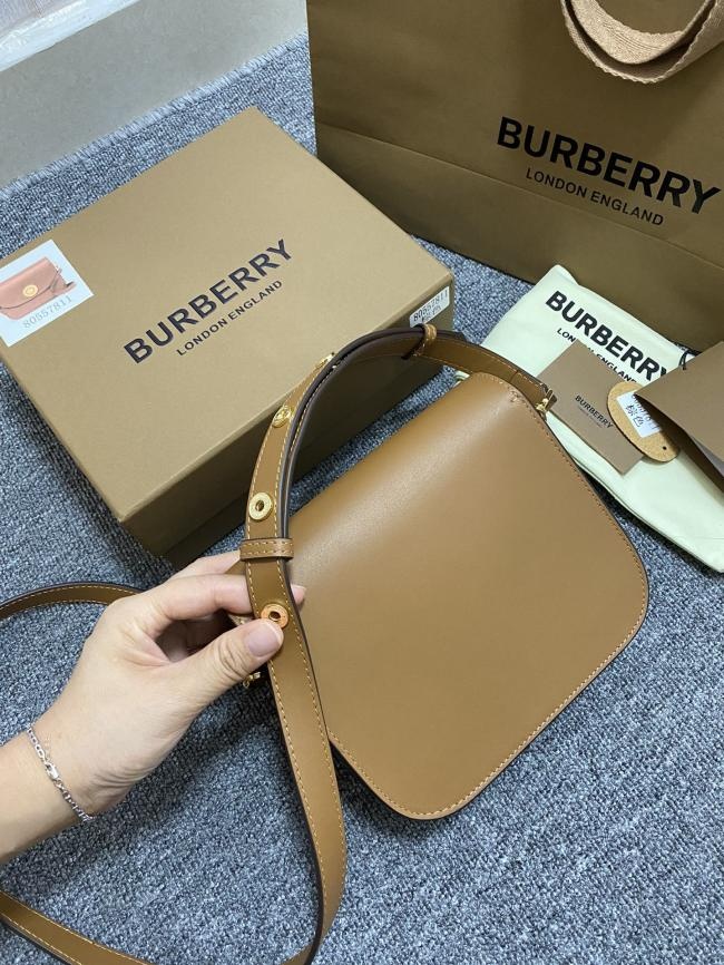 Burberry新款斜背包7811，大号格纹缉明线皮革，时尚优雅款式