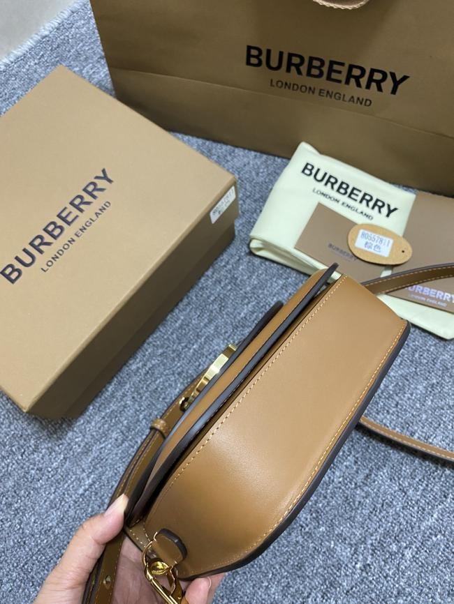 Burberry新款斜背包7811，大号格纹缉明线皮革，时尚优雅款式