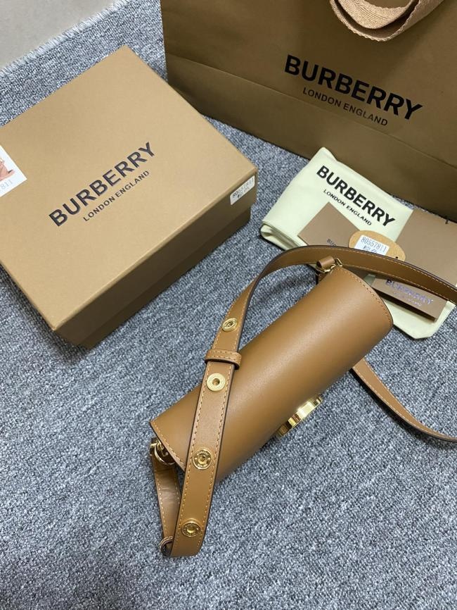 Burberry新款斜背包7811，大号格纹缉明线皮革，时尚优雅款式