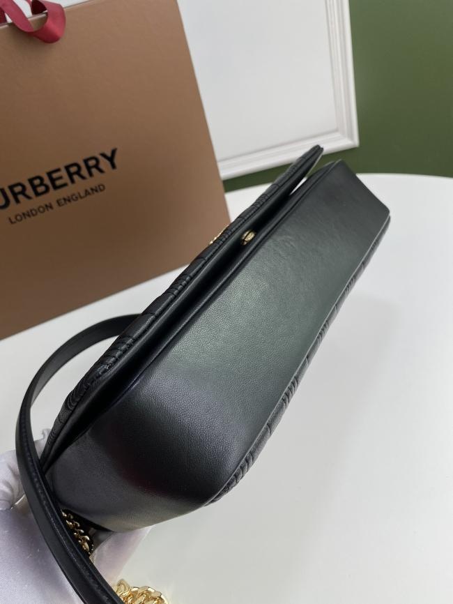 Burberry Lola 羔羊皮绗缝时装秀款，Thomas Bur专属标识，链条背带设计