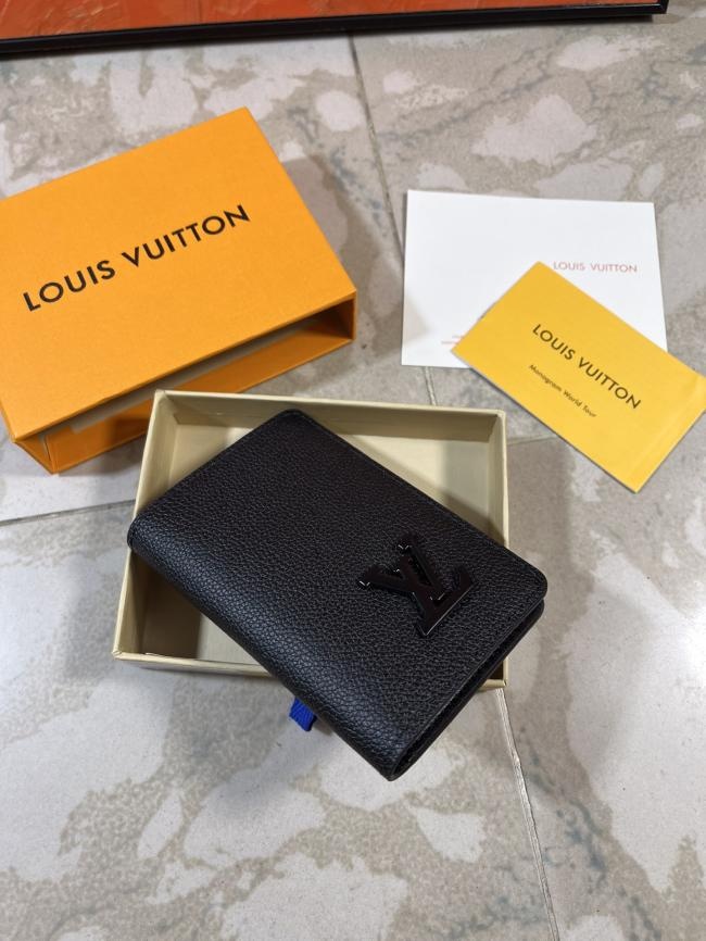 LV Aerogram M69979 小牛皮口袋钱夹，金属 LV 字母低调标注，雅致兼具功能