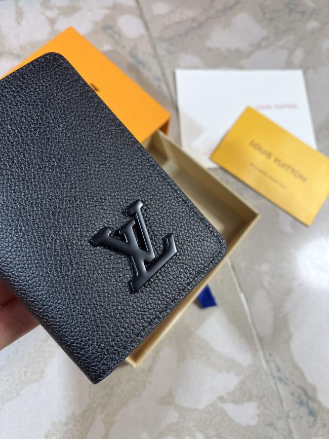 LV Aerogram M69979 小牛皮口袋钱夹，金属 LV 字母低调标注，雅致兼具功能