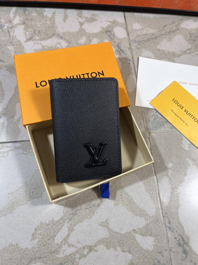 LV Aerogram M69979 小牛皮口袋钱夹，金属 LV 字母低调标注，雅致兼具功能