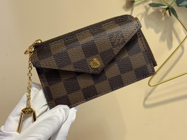 LV Recto V范思哲o Monogram Empreinte 皮革卡夹红色款式介绍