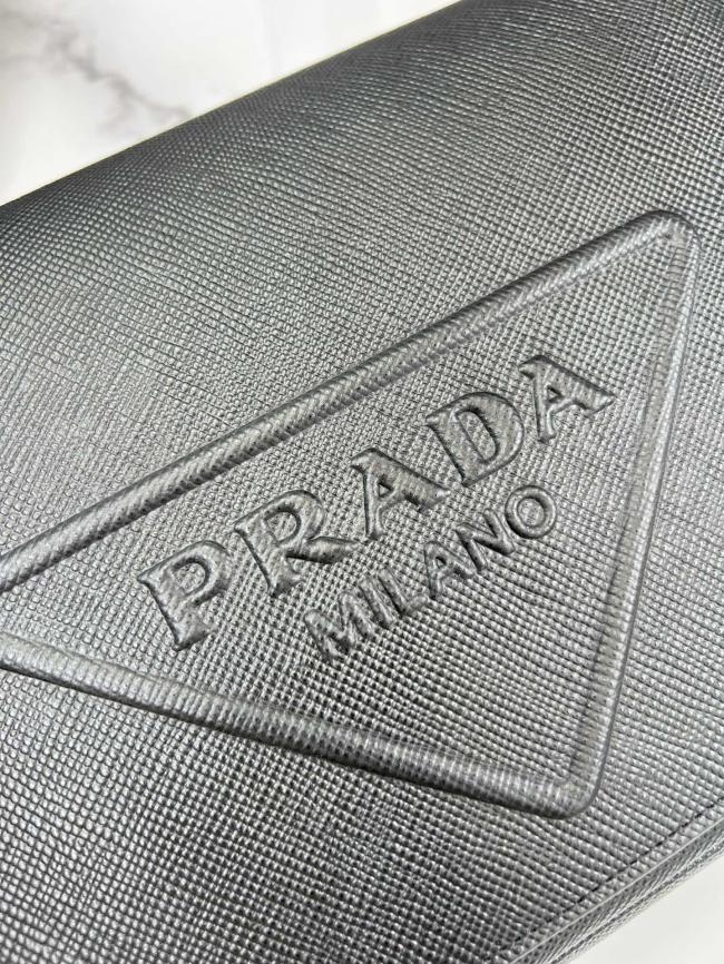 Prada 2VD046 十字纹牛皮邮差包，时尚潮男必备款式