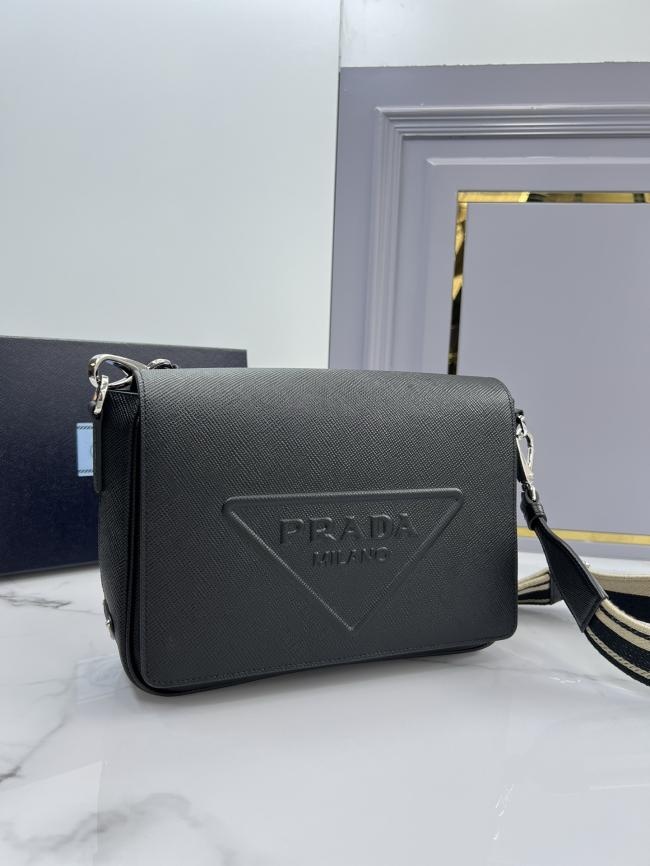 Prada 2VD046 十字纹牛皮邮差包，时尚潮男必备款式