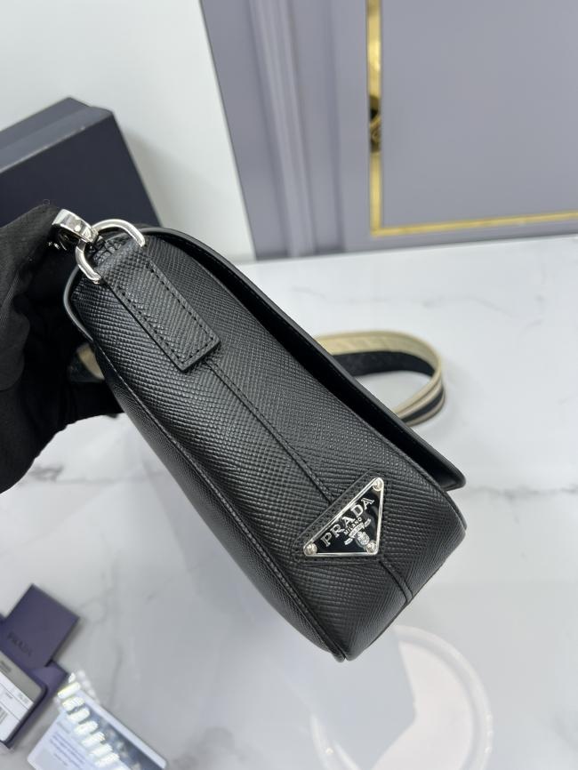 Prada 2VD046 十字纹牛皮邮差包，时尚潮男必备款式