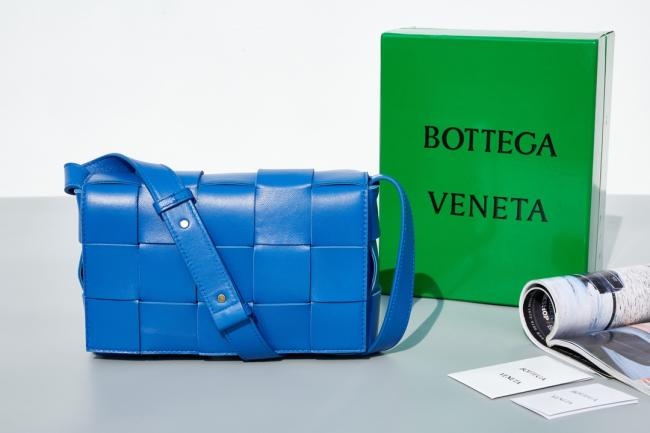 Bottega Veneta Cassette编织魔方包80820款式，简约奢华，男女同款