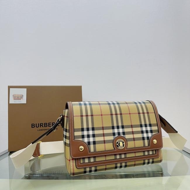 Burberry经典格纹斜跨包Note系列，高档复古皮革打造，显档次时尚