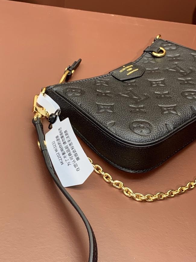 LV M81066 黑色 Monogram Empreinte 春季 Easy Pouch On Strap 手袋