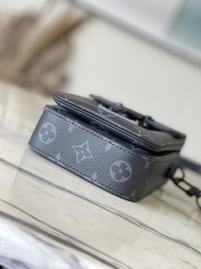 LV M82252 黑花 S-Lock Vertical Wearable 钱夹，时尚潮流必备